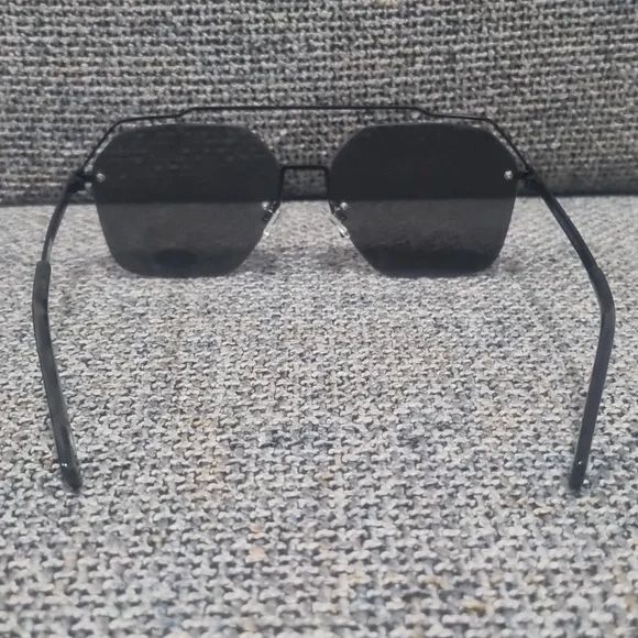 PRIVÉ REVAUX "The One' Sunglasses in Black - Picture 4 of 11